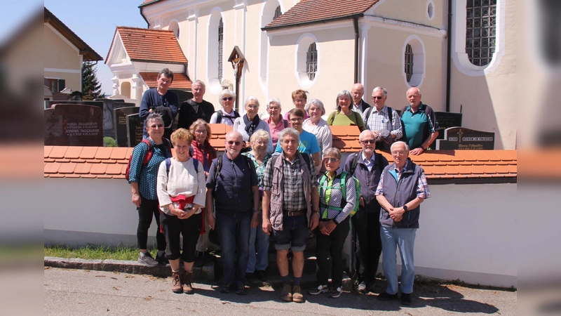 Die rund 25 Teilnehmerinnen und Teilnehmer erfuhren allerhand Bemerkenswertes über die Orte entlang der Route. (Foto: Herbert Moser )