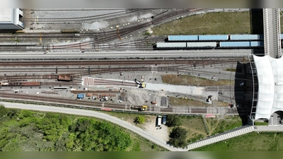 Die Gleisanlage nördlich des U-Bahnhofes Fröttmaning musste erneuert werden. Weichen und ein Teil der Gleise sowie der Stromschiene wurden ausgetauscht. (Foto: © SWM/MVG)
