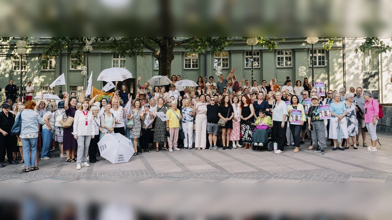 Erinnerung und Gewaltschutz gehören zusammen: Das Bündnis fordert einen Frauenplatz sowie die verlässliche Finanzierung von Frauenhäusern und Beratungsstellen. (Foto: Magdalena Jooss)