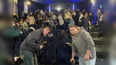 Simon (l.) und Jonathan haben schrauben sich Kinosessel aus der Reihe 1 ab.  (Foto: pst)