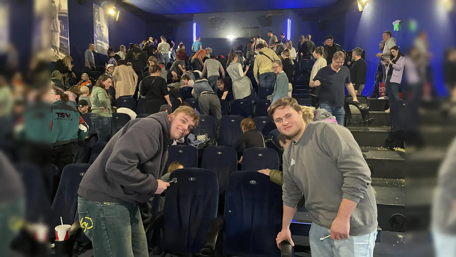 Simon (l.) und Jonathan haben schrauben sich Kinosessel aus der Reihe 1 ab.  (Foto: pst)