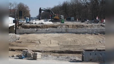 Hier war mal eine Autobahn: Der Reste der Kreuzhofbrücken wurde abgebrochen. (Foto: job)
