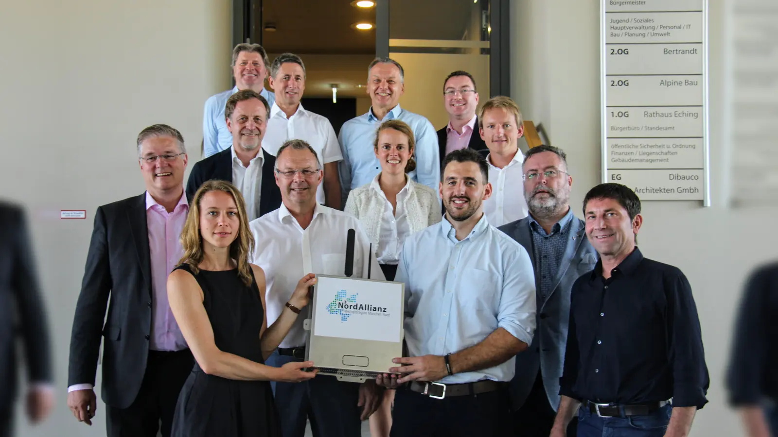 Die Bürgermeister der NordAllianz-Kommunen mit Vertretern der ausführenden Firmen. (Foto: NordAllianz)
