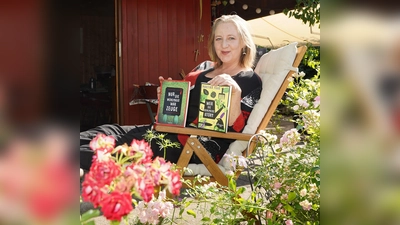 Martina Pahr liest aus „Wer die Kohlmeise stört“ - einem unterhaltsamen Gartenkrimi mit originellen Charakteren und viel schwarzem Humor. (Foto: Marion Vogel)