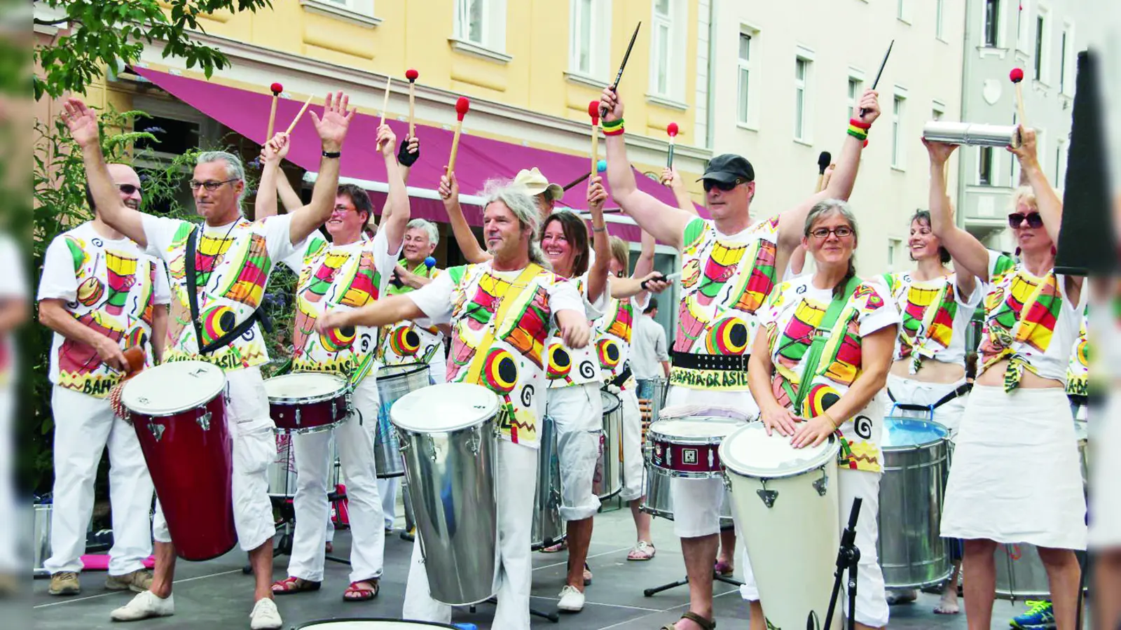 Die Münchner Ruhestörung eröffnet pünktlich um 17 Uhr mit ihren Trommeln das Straßenfest. (Foto: kdk)