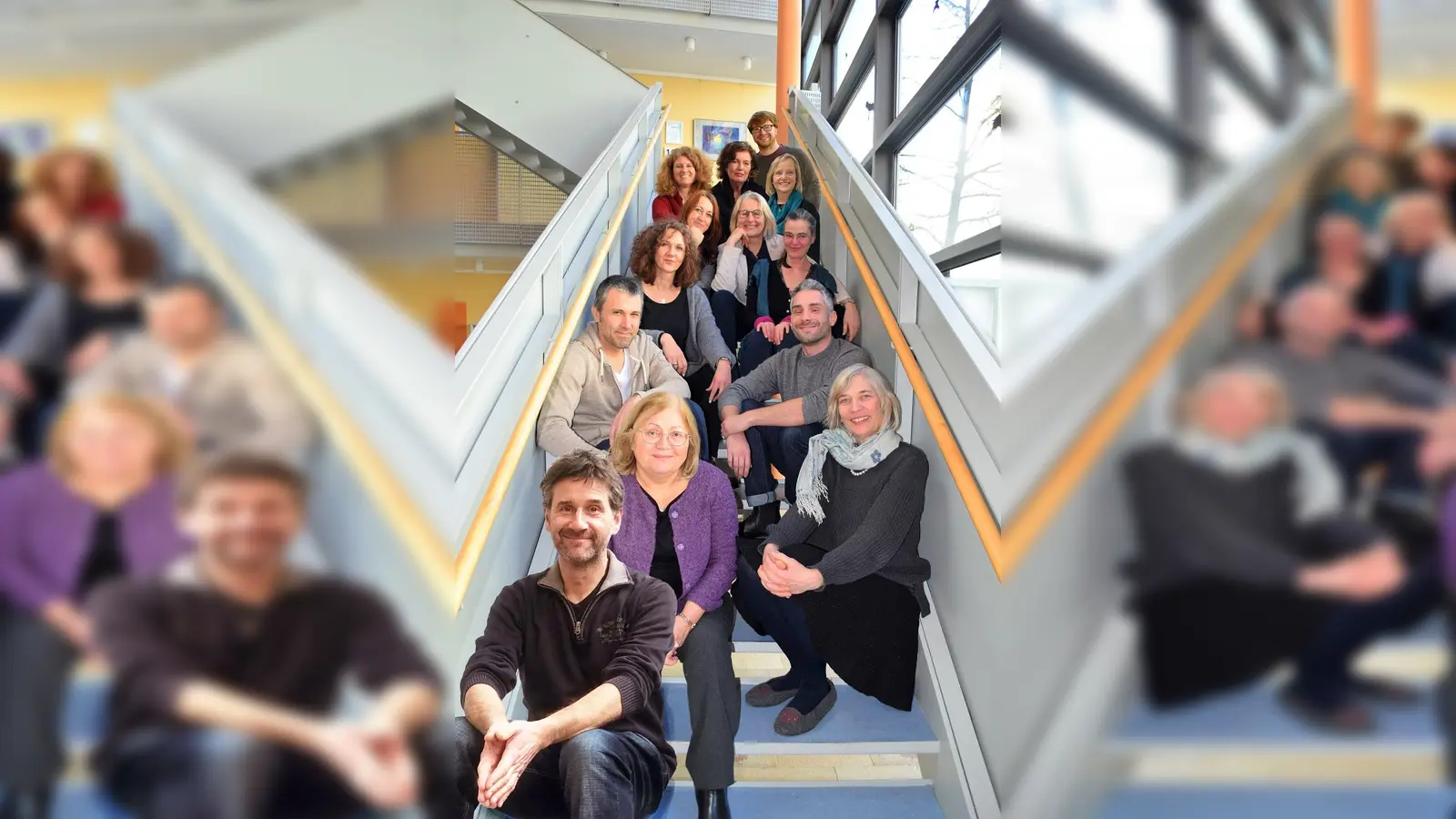 Begonnen hat man mit einer Psychologin. Heute zählt das Team von Gabriele Weingart-Körner (hinten Mitte, Brille, helle Jacke) und Oliver Freilling (3. Reihe v. vorne, links, helle Jacke) stattliche 13 Mitarbeiter.  (Foto: Diakonie Hasenbergl e.V.)