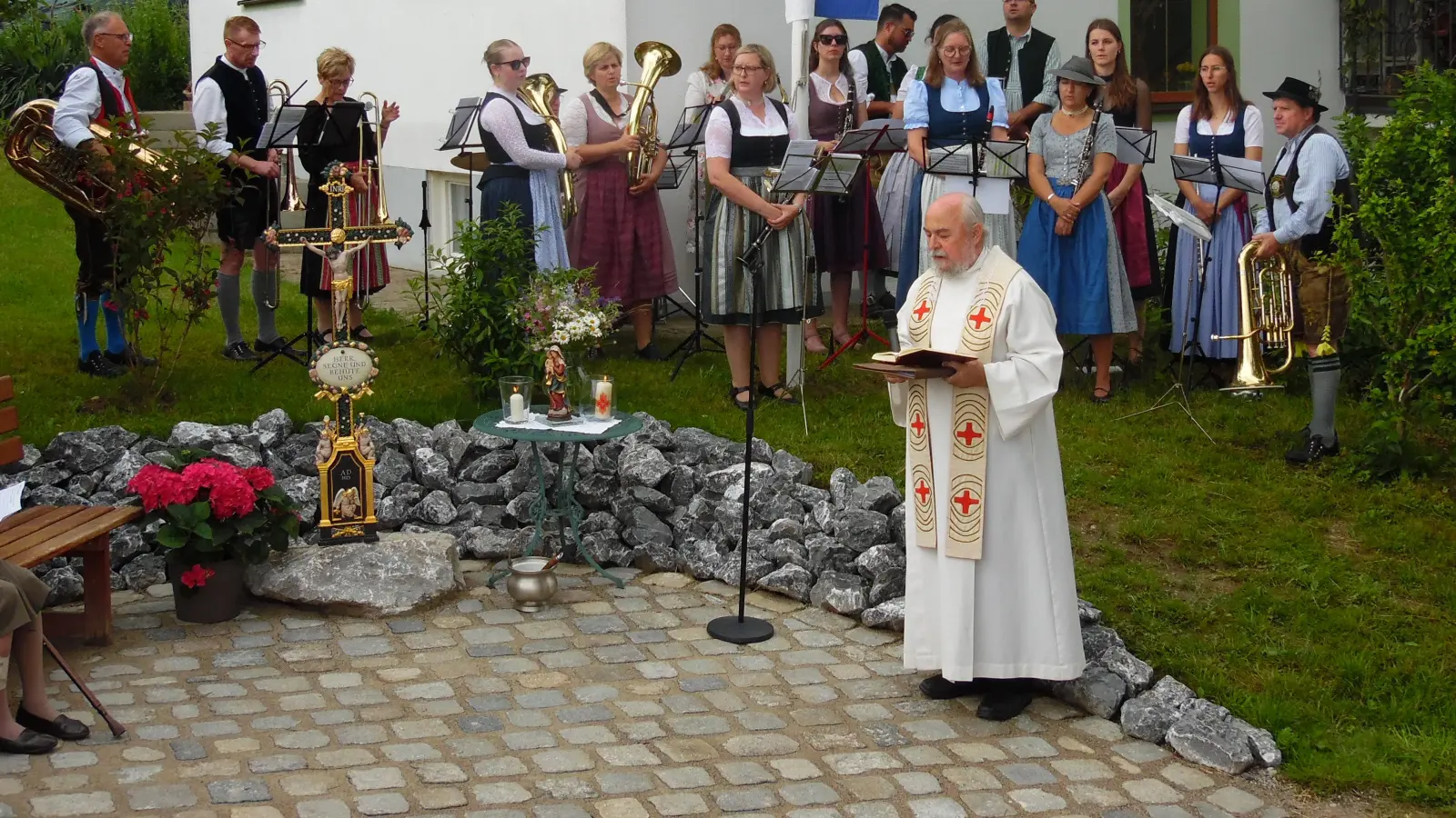 Eine feierliche Segnung des Hofkreuzes der Familie Röckenschuß fand jetzt in Ottersberg statt.  (Foto: Georg Rittler)