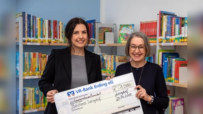 Über den Spendenscheck, den Rubina Knopf (Bereichsleitung Marktunterstützung) für die VR-Bank Erding überreichte, freute sich Rita Langheinrich (re.) stellvertretend für das gesamte Bücherei-Team. (Foto: Claus Langheinrich)