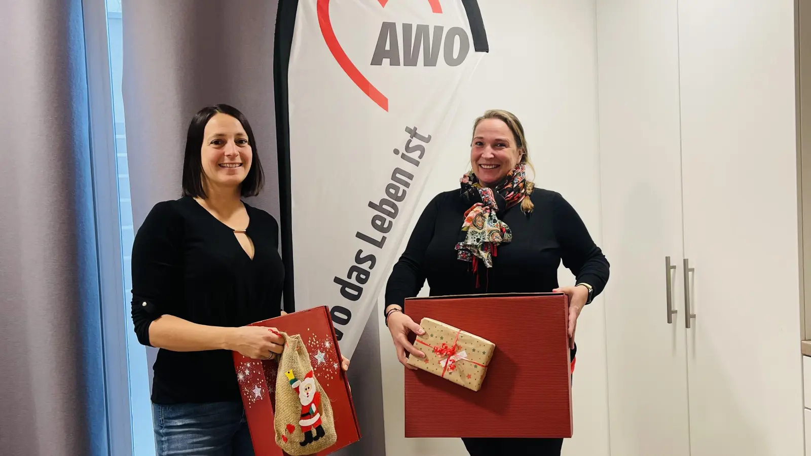 Veronika Meßner und Claudia Oberrenner von der AWO-Nachbarschaftshilfe freuen sich auf viele Spender für die gute Sache! (Foto: hw)
