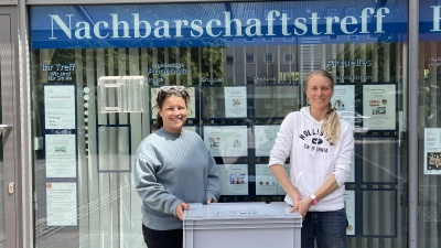 Die Leiterin des Nachbarschaftstreffs Ramersdorf Süd, Sonja Gruber mit der Vorsitzenden des Vereins Foodsaving &amp; More, Carmen Nolte (v.l.) bei der Übergabe der geretteten Lebensmittel.  (Foto: hw)