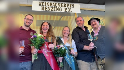 Weinkönigin Hanna Heim und Weinprinzessin Bettina Leger (Zweite und Dritte von links). (Foto: Weinbauverein Menzing e.V.)