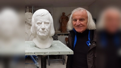 Walter Haupt (rechts) mit seiner Büste und dem Künstler Toni Preis, der sie erschaffen hat. (Foto: privat)