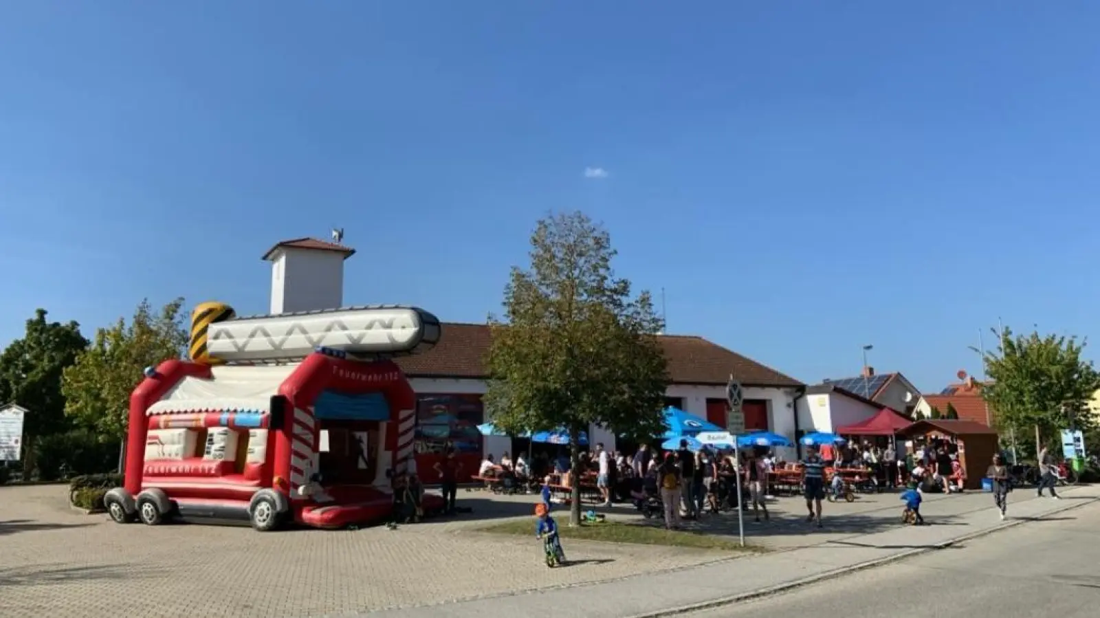 Mit einer Hüpfburg ist auch bei den Kleinen der Spaß garantiert. (Foto: Schreiner)