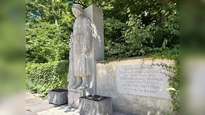 Das über 90 Jahre alte Denkmal in der Pasinger Bäckerstraße ist zu Ehren der Gefallenen des 1. Weltkriegs aufgestellt worden. (Foto: Ulrike Seiffert)