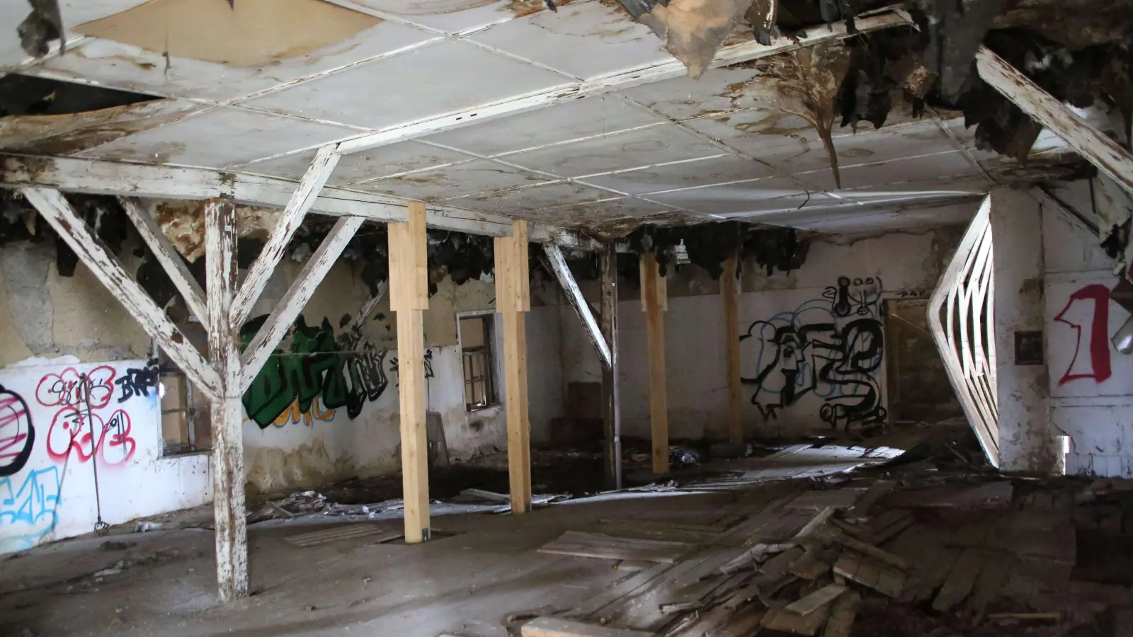 Die sogenannte Sabathiel-Baracke, das einzige noch bestehende Gefangenengebäude, weist elementare Schäden auf. (Foto: LRA Freising)