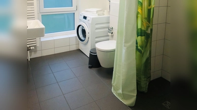 Nicht in allen Haushalten findet man ebenerdige Duschen vor. Ein Umbau kann im Alter das Leben deutlich erleichtern. (Foto: hw)