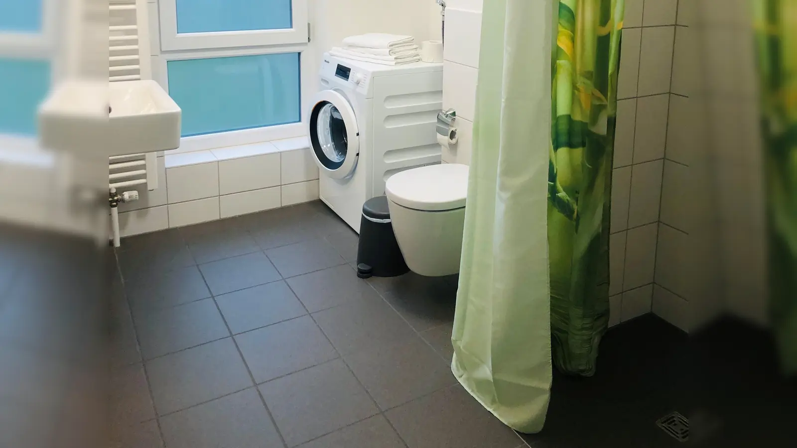 Nicht in allen Haushalten findet man ebenerdige Duschen vor. Ein Umbau kann im Alter das Leben deutlich erleichtern. (Foto: hw)