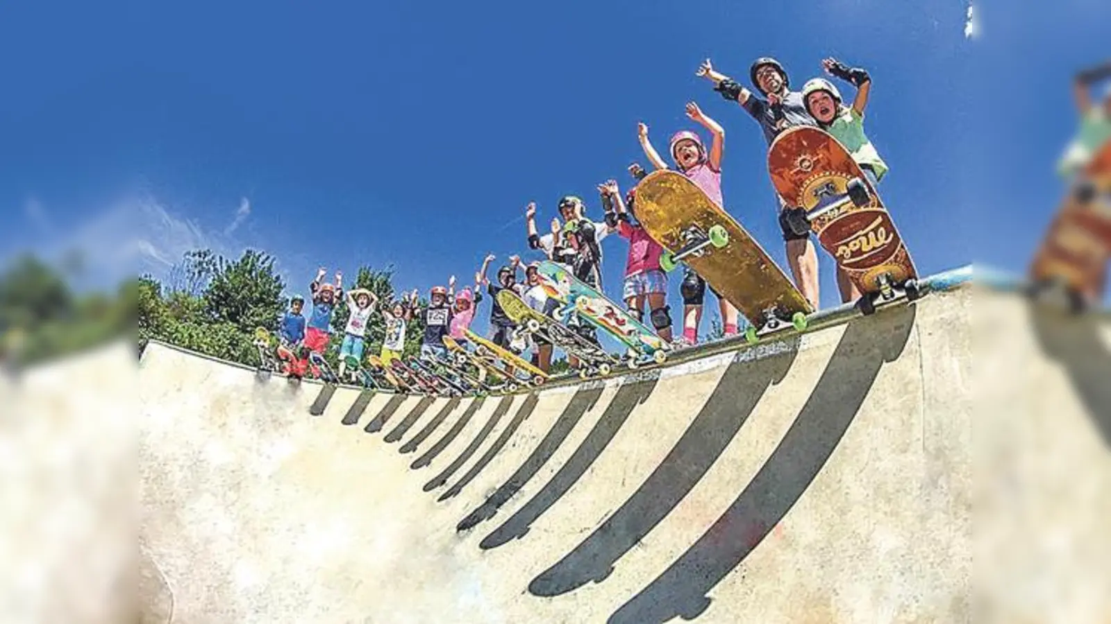 Gemeinsam im Skateboardkurs für Anfänger und Fortgeschrittene Grundlagen erlenen.	 (Foto: VA)