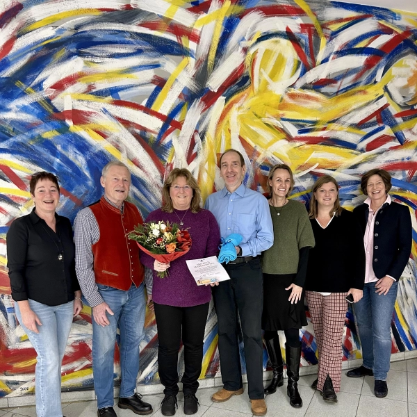 TSV-Präsidium und Geschäftsstelle gratulieren Heike Wennhold (3.v.l.): Susanne Mörtl, Hans Jungwirth, Benedikt Pohlus, Petra Otterbach, Katharina Hoffmann und Barbara Menzler (v.l.). (Foto: TSV Starnberg)