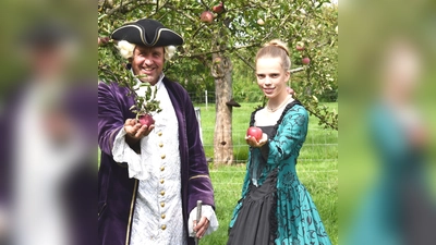 Dem Leiter von Obstanlage und Brennerei, Alexander Bauer, präsentiert eine der seltenen Apfelsorten. (Foto: Alexander Bauer)