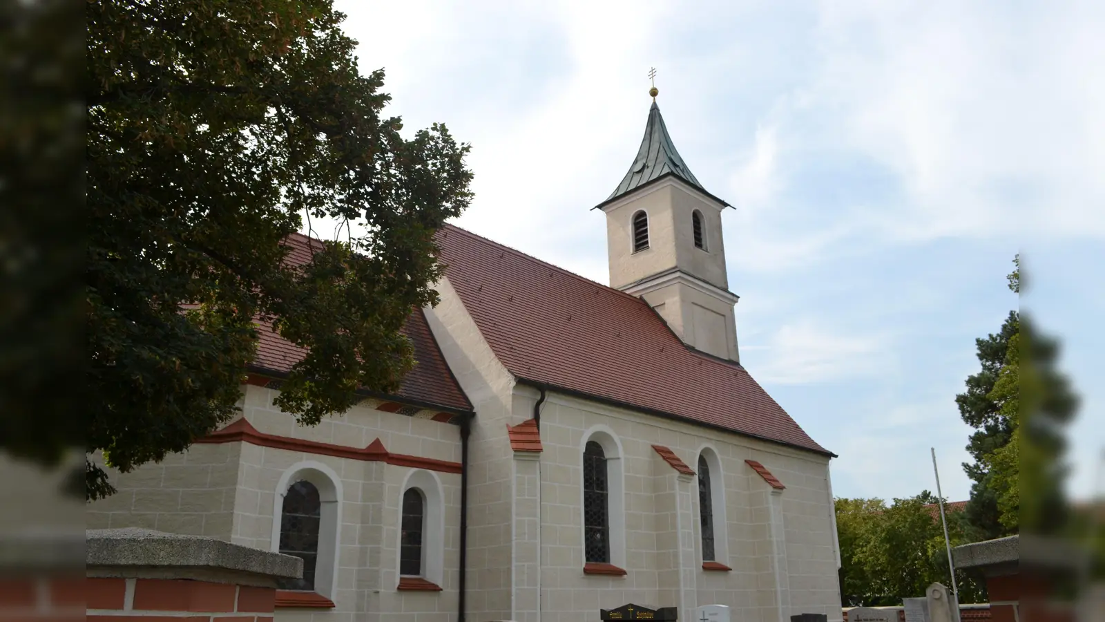 Die katholische Mariä-Himmelfahrt-Kirche mit dem spätgotischen Saalbau und eingestellten Wasserturm in Salmdorf. (Foto: ar)