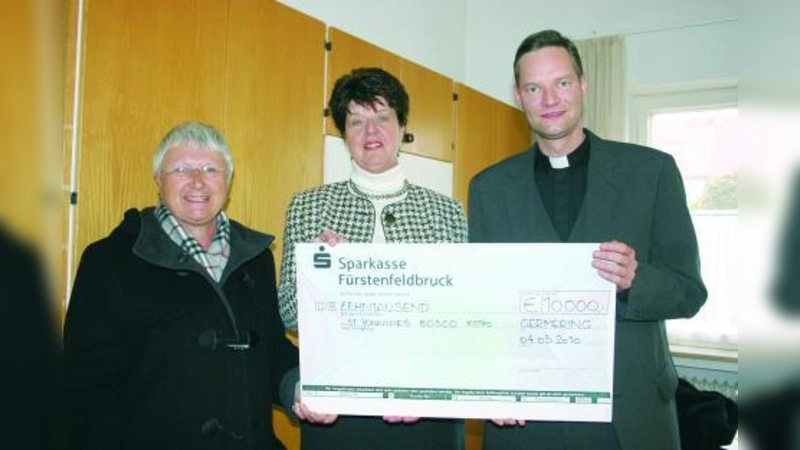Die Autorinnen des Kirchturm-Kochbuchs Erika Müller und Claudia Wiedemann übergaben die Spende von 10.000 Euro an Pfarrer Jaster. (v.l.) (Foto: as)