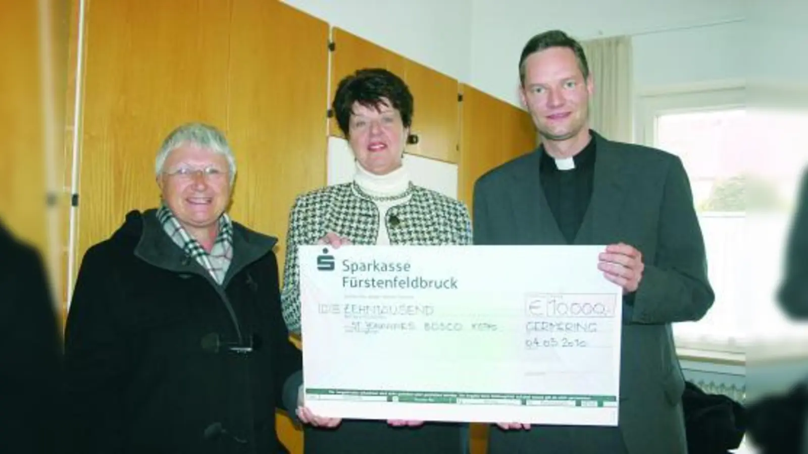 Die Autorinnen des Kirchturm-Kochbuchs Erika Müller und Claudia Wiedemann übergaben die Spende von 10.000 Euro an Pfarrer Jaster. (v.l.) (Foto: as)