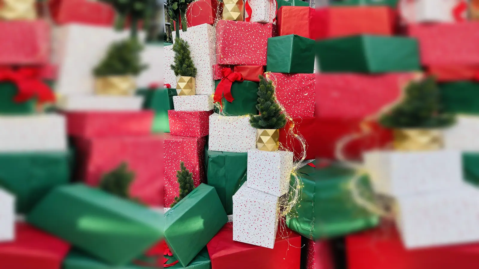 Über liebevoll verpackte Geschenke freuen sich bedürftige Senioren. (Foto: hw)