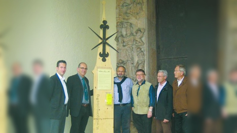 Die Mitglieder der alle vier Wochen tagenden Lenkungsgruppe zur Sanierung von St. Wolfgang mit der Spendentafel vor Leiden Christi (v.l.): Florian Igl (Architekt), Frieder Vogelsgesang (Vorsitzender der Bürgervereinigung Obermenzing e.V.), Hanns Martin Römisch (Baureferat Erzdiözese), Pfarrer Klaus Günter Stahlschmidt, Wolfgang Grandl (Kirchenpfleger) und Prof. Johann Wittmann (Baubeauftragter der Pfarrei Leiden Christi). (Foto: pi)