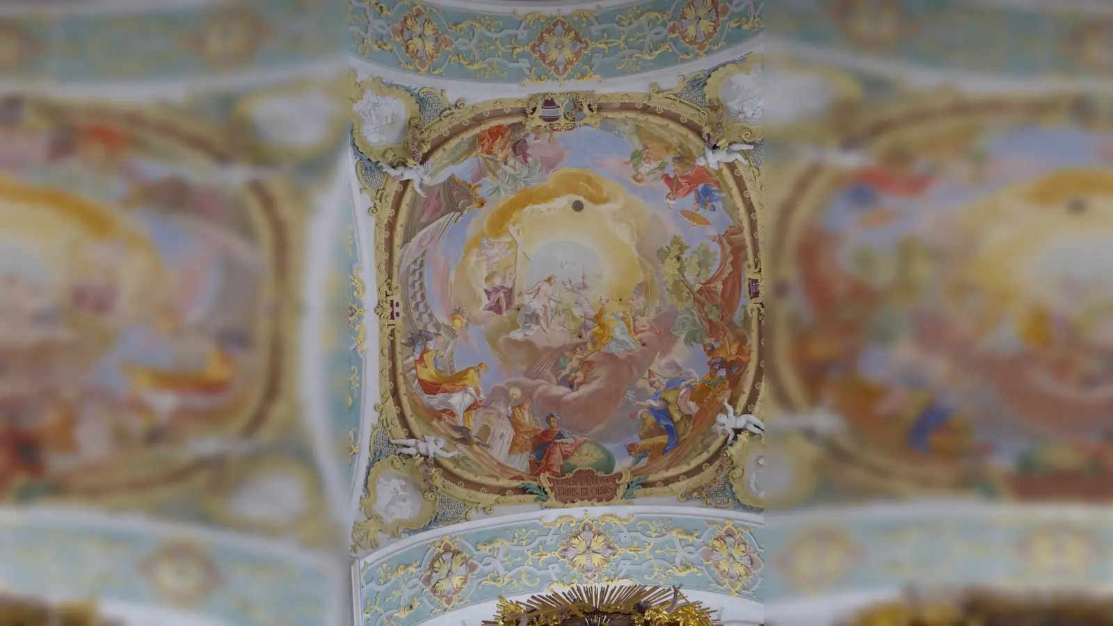 Das Deckenfresko der sphärischen Chorkuppel von Nikolaus Gottfried Stuber (1730) erstrahlt nun in neuem Glanz und ab Weihnachten finden wieder alle Gottesdienste um 10 Uhr in St. Peter statt. (Foto: St. Peter)