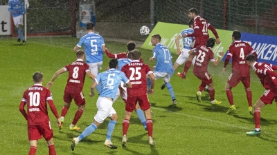 Spiel im Regen: Die Löwen in Unterhaching. (Foto: Anne Wild)