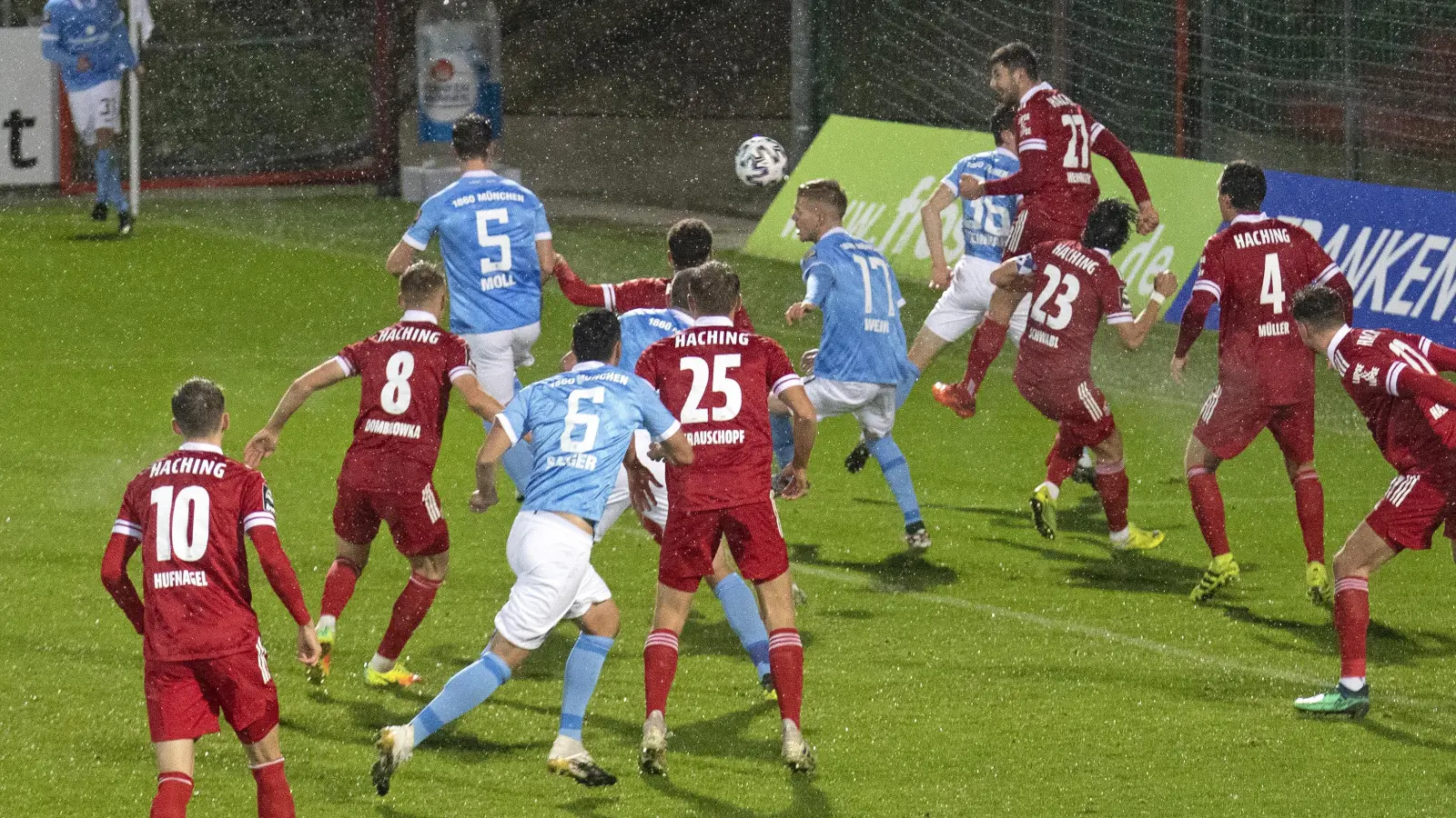Spiel im Regen: Die Löwen in Unterhaching. (Foto: Anne Wild)