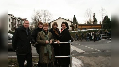 „Das Querrennen über die Straße ist nun Vergangenheit“, waren sich Gemeinde- und Schulvertreter bei der offiziellen Präsentation an der Bedarfsampel über die Münchner Straße sicher. Von links: Werner Faßrainer, Ilse Weiß, Annemarie Detsch, Brigitte Schmid-Breining und Ingeborg Reichl. (Foto: US)