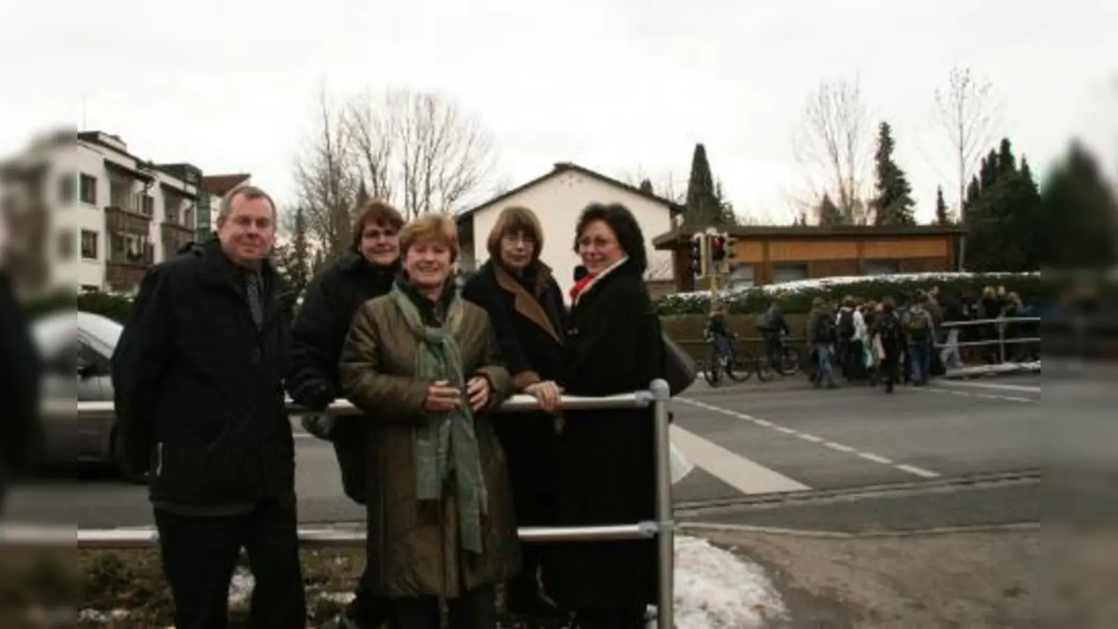 „Das Querrennen über die Straße ist nun Vergangenheit“, waren sich Gemeinde- und Schulvertreter bei der offiziellen Präsentation an der Bedarfsampel über die Münchner Straße sicher. Von links: Werner Faßrainer, Ilse Weiß, Annemarie Detsch, Brigitte Schmid-Breining und Ingeborg Reichl. (Foto: US)
