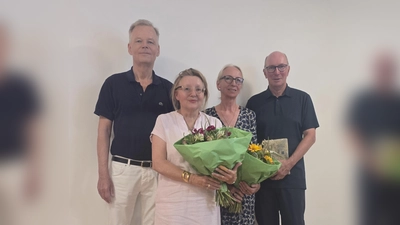 Bürgermeister Jan Neusiedl (l.) gratuliert dem wiedergewählten Vorstand der Nachbarschaftshilfe Grünwald: Frank Lamby, Barbara Portenlänger und Dorothea Ramsauer-BurkhardtNin. (Foto: Nina Trommen)