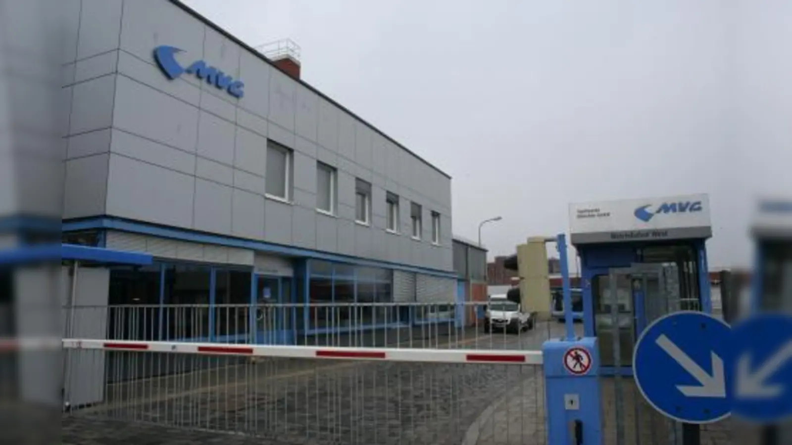 Der Krach, der vom Omnibus-Betriebshof West ausgeht, ist so laut, dass das benachbarte neue Wohngebiet durch Schallschutzwände dagegen abgeschirmt werden muss. Das erklärt das Referat für Gesundheit und Umwelt. (Foto: tg)