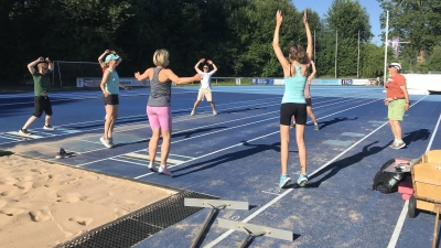 BLSV-Vertreterin Daniela Mau ( ganz rechts mit orangem Shirt) bereut das aufwärmen einiger Teilnehmer. (Foto: BLSV Kreis Erding)