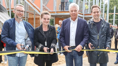 Sei eröffneten den neuen Spielplatz (von links): Benoît Blaser (Vorsitzender des Bezirksausschusses Ludwigsvorstadt-Isarvorstadt), Münchens Baureferentin Jeanne-Marie Ehbauer, Oberbürgermeister Dieter Reiter und Stefan Kranzfelder ( jufico) (Foto: Michael Nagy /Presseamt)