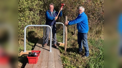 Die Rotarier legen bei der Installation der Fahrradsperren selbst Hand an.  (Foto: Holger Hamann)