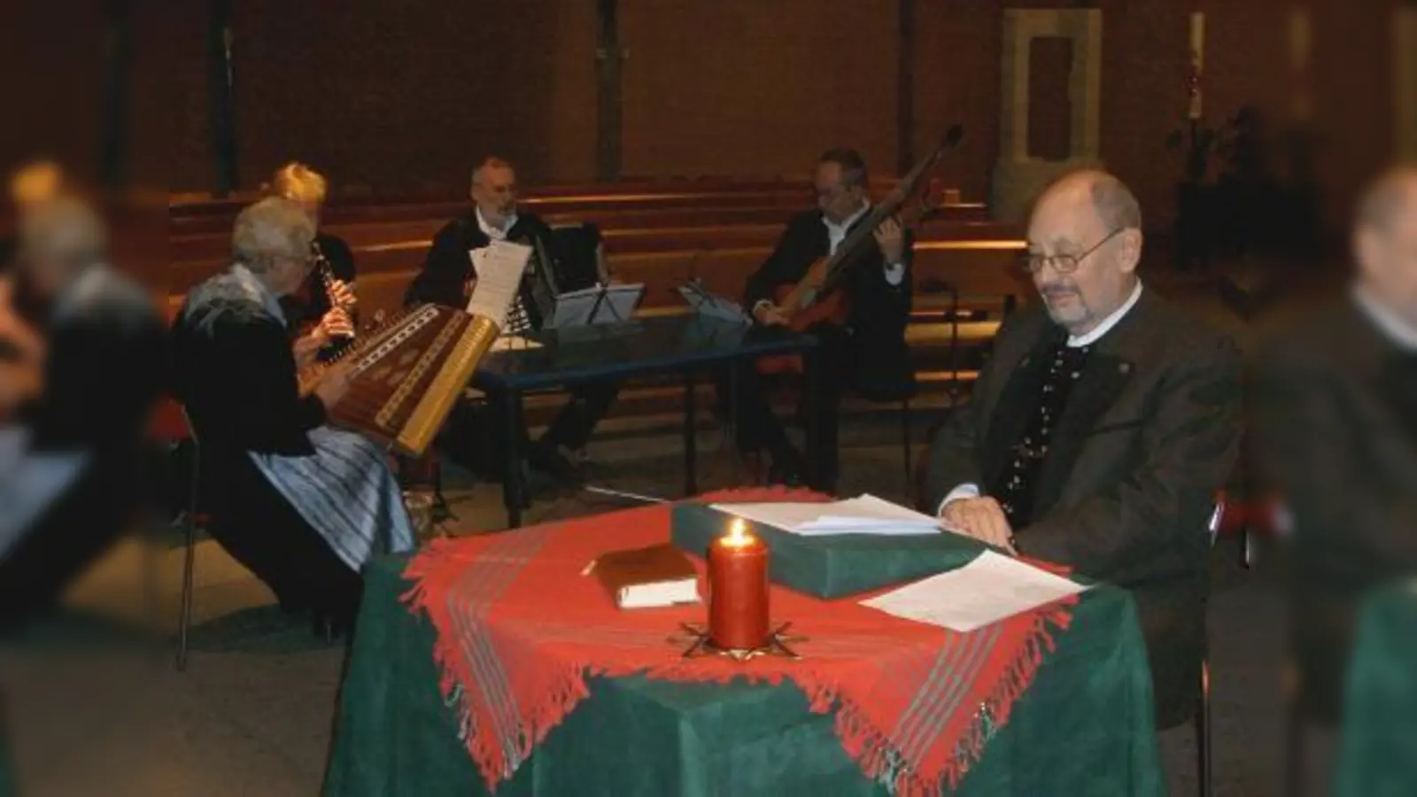 Zwei Texte von Paul Schallweg hatte sich Fred Saur für seine Lesung ausgesucht, musikalisch begleitet wurde er wieder von der Leonhardimusi. (Foto: Alfred Lehmann)