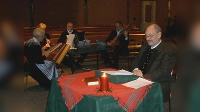 Zwei Texte von Paul Schallweg hatte sich Fred Saur für seine Lesung ausgesucht, musikalisch begleitet wurde er wieder von der Leonhardimusi. (Foto: Alfred Lehmann)