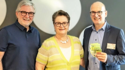 v.l. Burkhard Köppen, Schatzmeisterin Förderverein Christiane Turowski, Krankenhausdirektor Dr. Dirk Last. (Foto: LRA Erding)