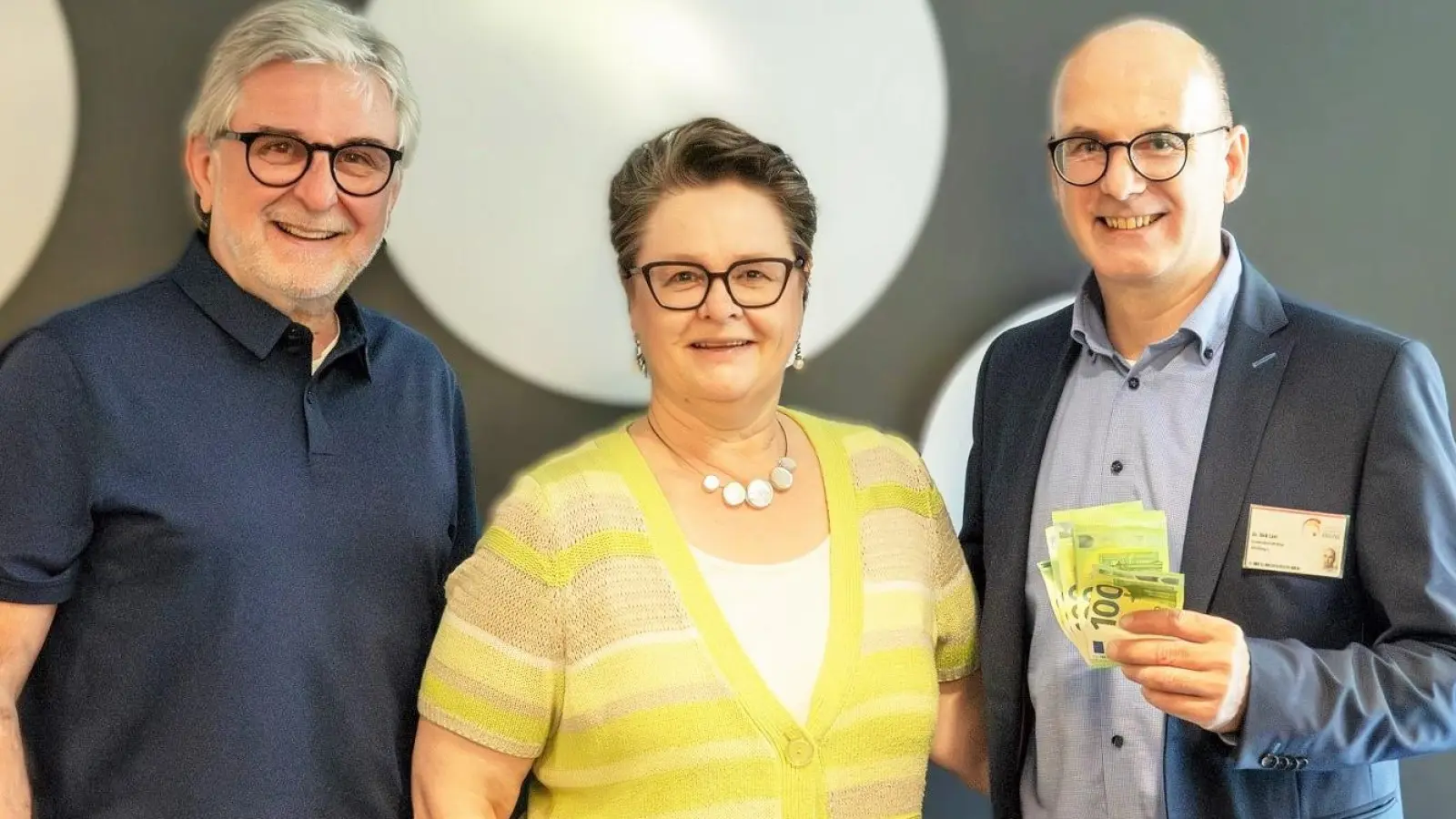 v.l. Burkhard Köppen, Schatzmeisterin Förderverein Christiane Turowski, Krankenhausdirektor Dr. Dirk Last. (Foto: LRA Erding)