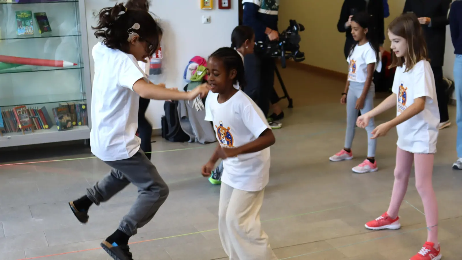 Schülerinnen und Schüler der Grundschule am Amphionpark durften das neue Konzept der „Bewegungs-Halbestunde” ausprobieren. (Foto: bas)