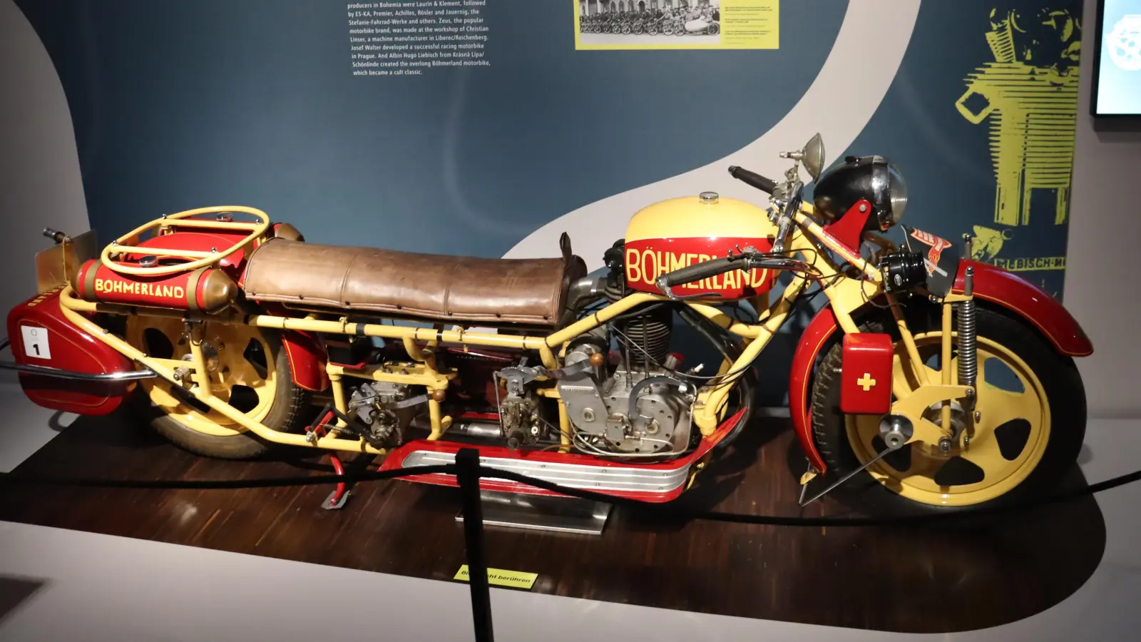 Auch das über drei Meter lange Böhmerland-Motorrad - das längste in Serie hergestellte Motorrad der Welt - kann man in der Sonderausstellung besichtigen. (Foto: bas)