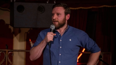 Vitus Ehrenthaler moderiert die Comedyveranstaltung im Seehof. (Foto: Andreas Huber)