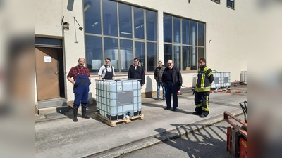 Werner Ippisch, Stefan Hoffmann BBV-Vizekreisobmann Michael Hamburger und Fritz Müller von der Brennereigenossenschaft Erding mit Landrat Martin Bayerstorfer und Lorenz Huber mit dem frischen Destillat. (Foto: LRA Erding)
