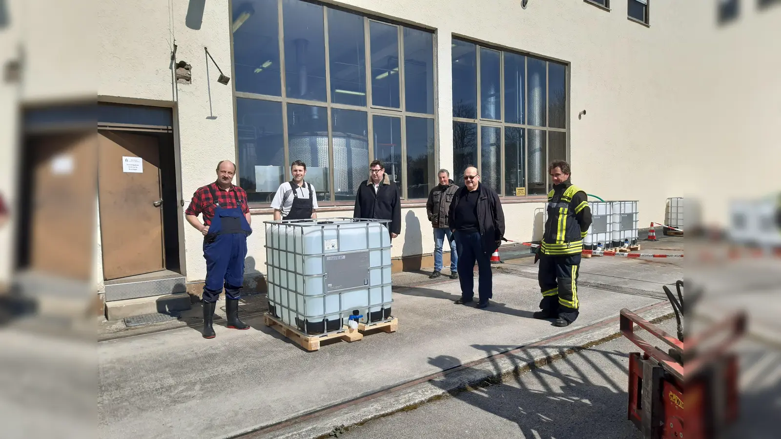 Werner Ippisch, Stefan Hoffmann BBV-Vizekreisobmann Michael Hamburger und Fritz Müller von der Brennereigenossenschaft Erding mit Landrat Martin Bayerstorfer und Lorenz Huber mit dem frischen Destillat. (Foto: LRA Erding)