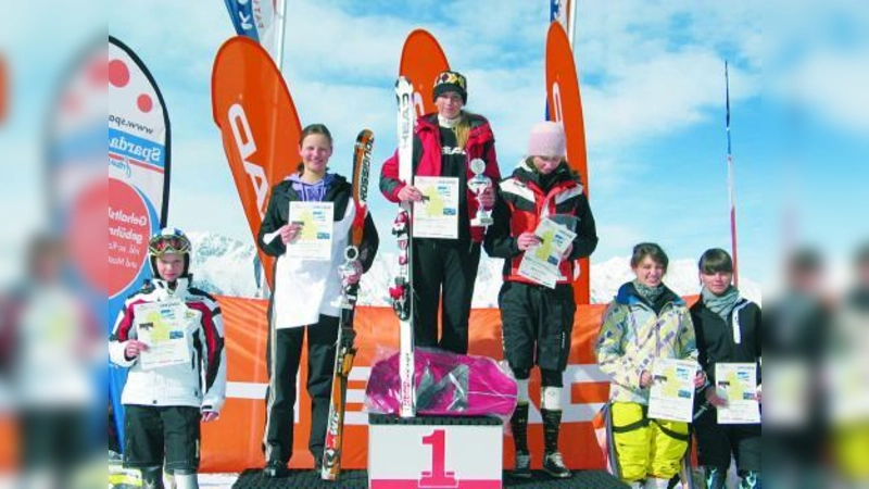 Die Ski-Nachwuchsläuferin Katrin Mösbauer gewann den Riesenslalomwettbewerb der Schüler am Patscherkofel mit 36/Zehntelsekunden Vorsprung vor ihrer direkten Konkurrentin Caroline Schaffert aus Starnberg (Foto: pi)