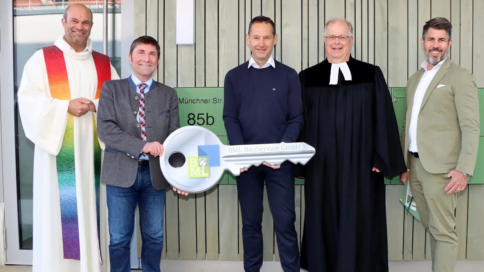 Von links: Der katholische Pfarrer Markus Brunner, Unterföhrings Bürgermeister Andreas Kemmelmeyer, Karl Scheinhardt (Geschäftsführer der Baugesellschaft München-Land), der evangelische Pfarrer Carsten Klingenberg und Architekt Kurt Mattei weihten die neuen Mehrgenerationen-Wohnanlage am Wehnerhof ein. (Foto: Gemeinde Ufg/mic)